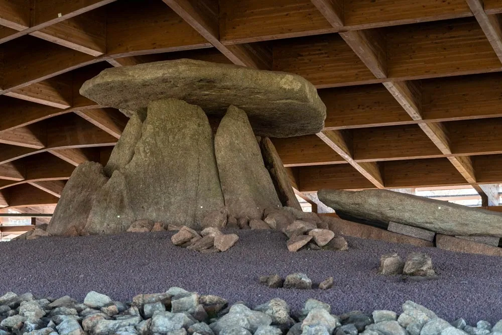 Dolmen de Dombate protegido bajo su cubierta de madera