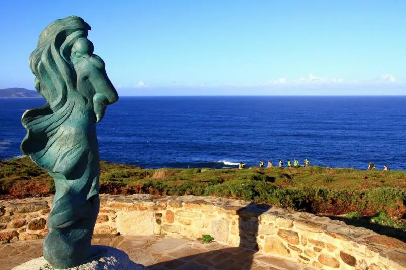 Escultura A Espera junto al faro de Laxe, un tramo del Camiño dos Faros