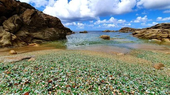 Cristales de mar de colores en la Praia dos Cristais de Laxe