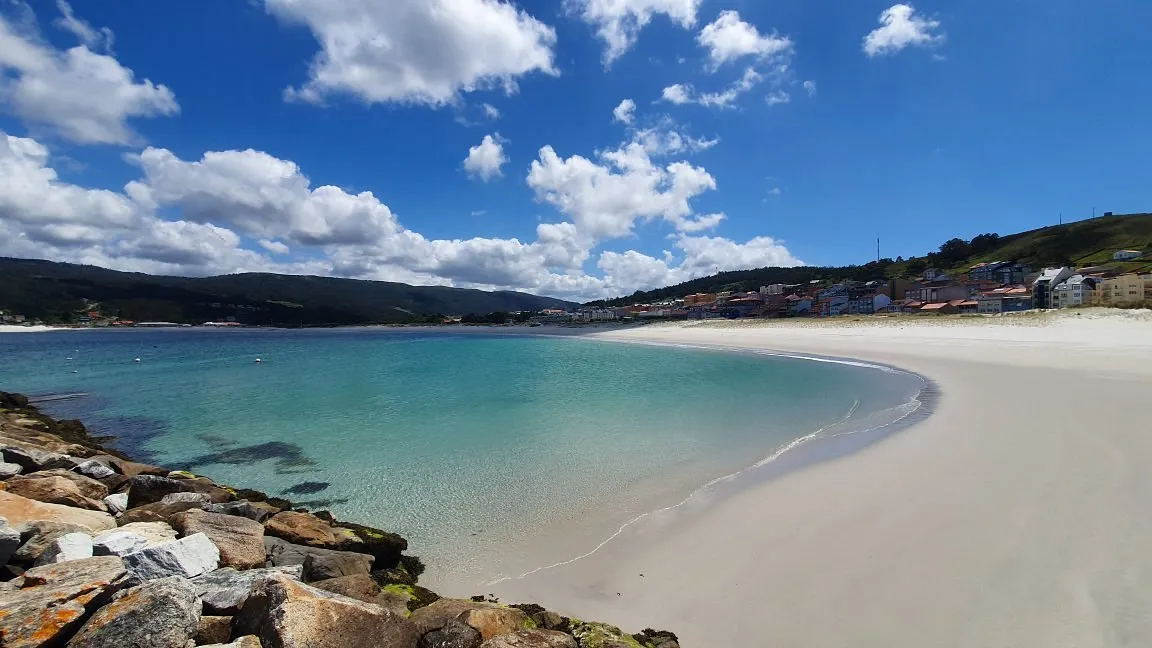 Aguas turquesa y arena blanca de la Praia de Laxe, en la Costa da Morte