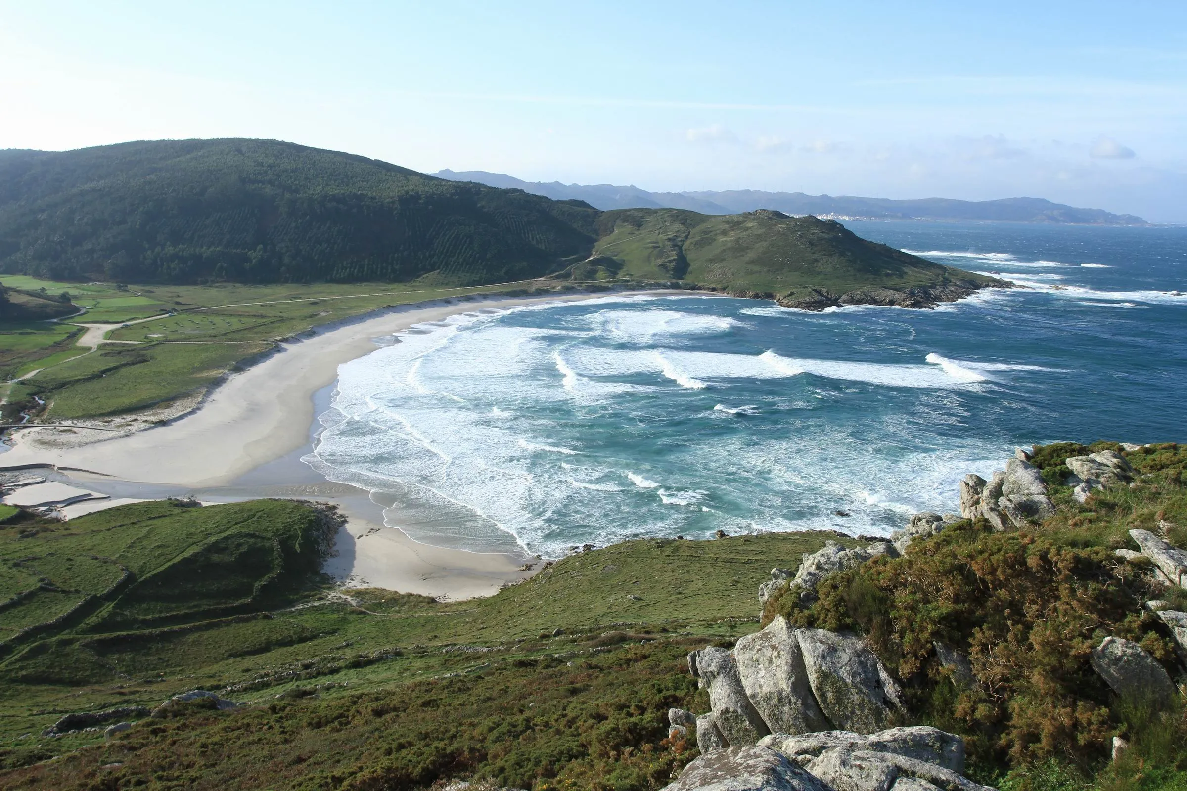 Vista aérea de la costa salvaje atlántica de la Costa da Morte cerca de Laxe