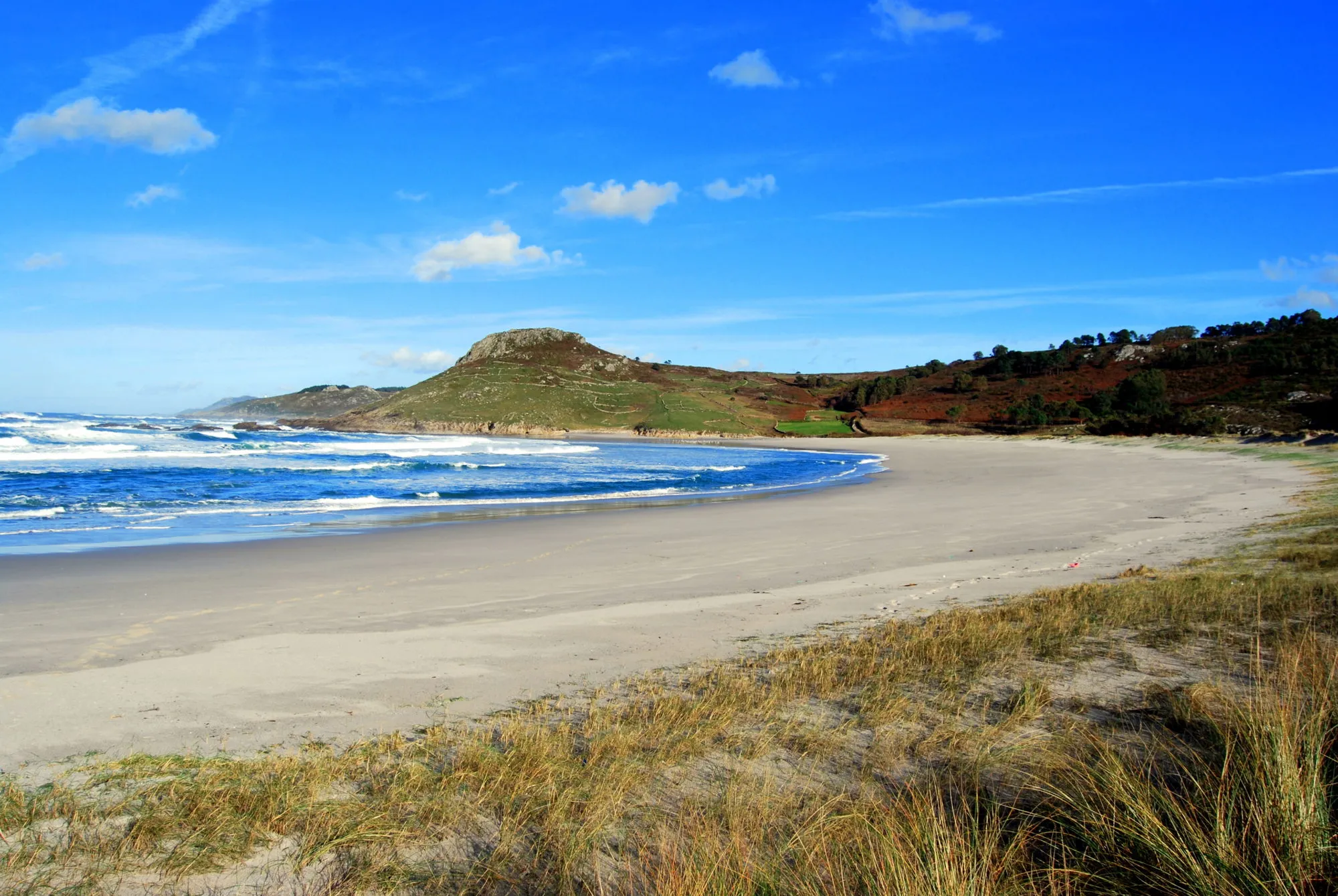 Naturaleza salvaje y acantilados de la Costa da Morte, el tipo de paisaje que rodea la excursión al Ézaro