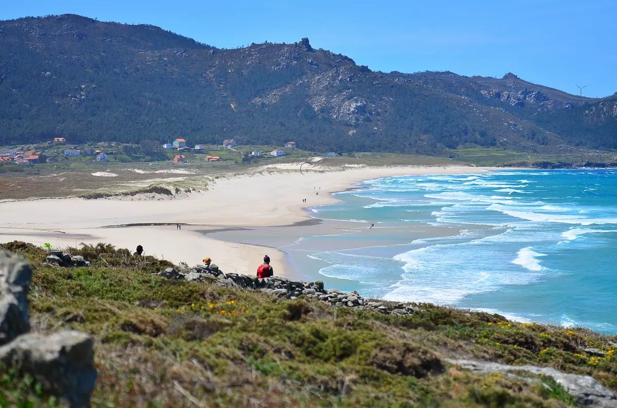 Praia de Traba, un extenso arenal virgen con dunas y montañas al fondo